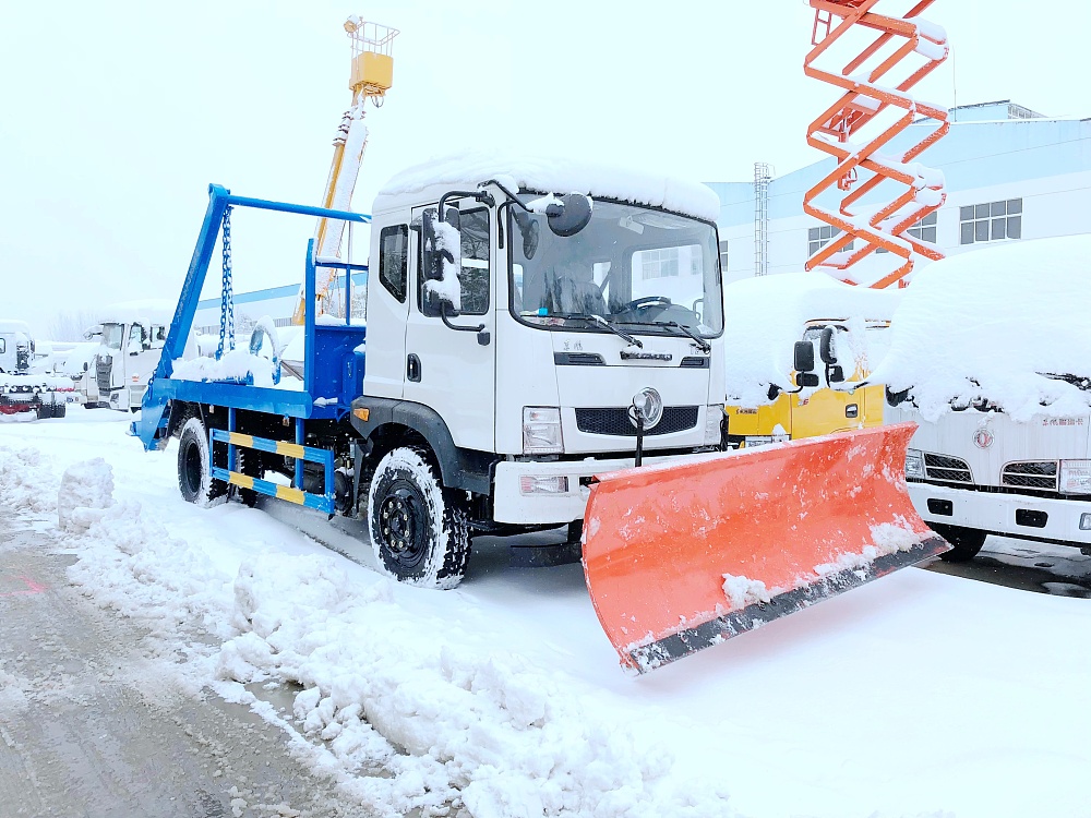 東風(fēng)T3擺臂垃圾車帶推雪鏟設(shè)備