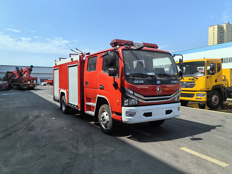 東風多利卡4噸康機水罐消防車