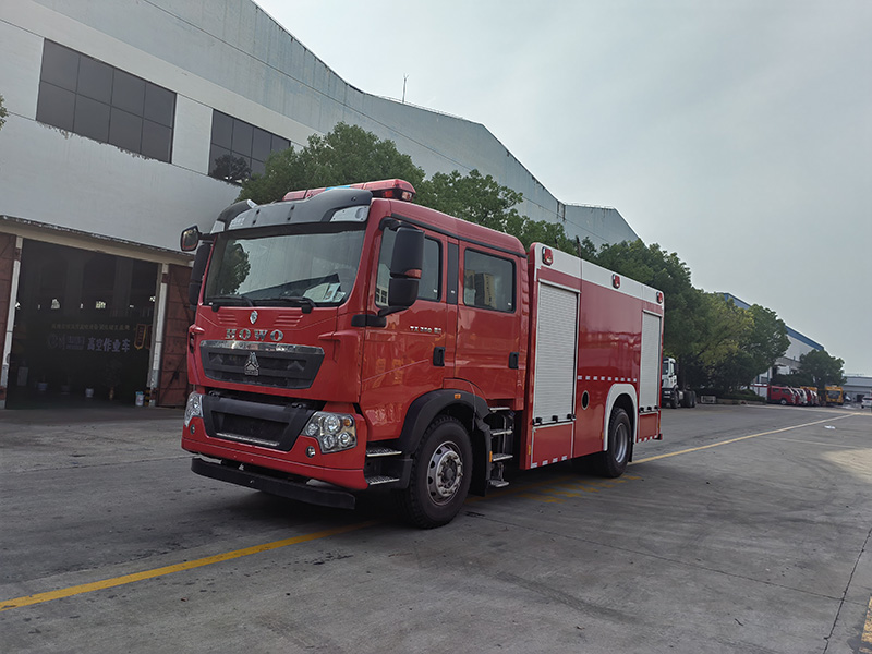 國六-重汽豪沃8噸水罐消防車