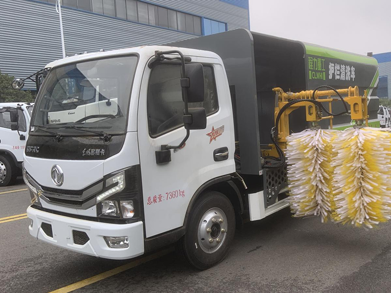 東風小多利卡中置護欄清洗車-重工