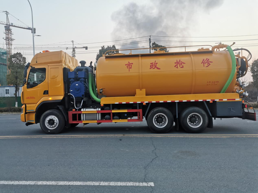 柳汽乘龍后八輪清洗吸污車